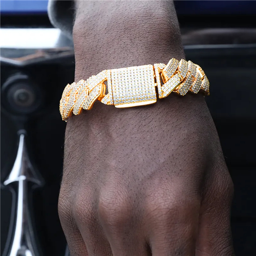 How to Start a Hip Hop Jewelry Wholesale Business